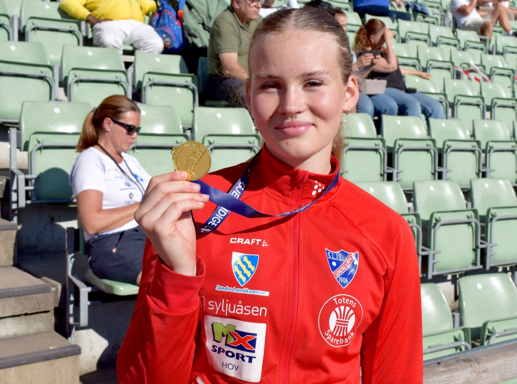 Eline med gullmedalje i spydkast. Foto: Sæmund Moshagen, Søndre Land il friidrett.