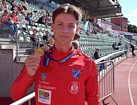 Noah med bronsemedalje i spydkast. Foto: Sæmund Moshagen, Søndre Land il friidrett.